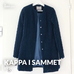 Kappa i sammet - Superfin smårutig kappa i sammet! Helt oanvänd! Storlek 34. Frakt på 66kr tillkommer 📦