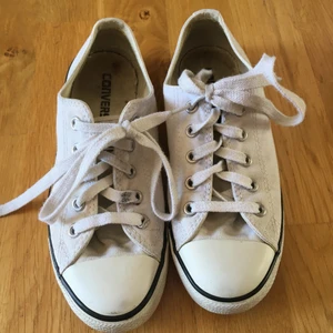Converse  - Vita Converse inköpta i USA. Säljer pga att de är för små. Är väldigt små och smala i modellen. Jag har vanligtvis 37, men skulle säga att dessa mer liknar en 36