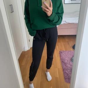 Mjukisbyxor från champion - Assnygga och sköna mjukisbyxor från champion! Lite lite korta för mig som är 174cm lång, men dom funkar ändå;)