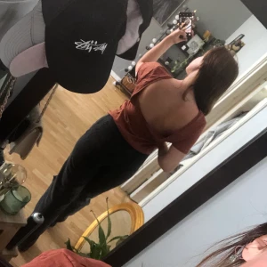 T-shirt med öppen rygg - Denna fina t-shirt är från na-kod och är använd Max 3 gånger , nypris 249kr