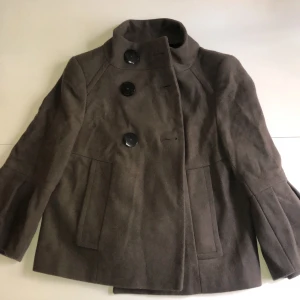 Snygg jacka från Zara - Storlek S. Väldigt fint skick, knapp använd. Färgen är grå-lila och den sitter som en smäck. Priset är plus eventuell frakt. 