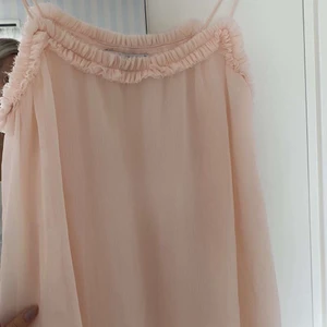 Söt topp - Jättesöt tröja från Gina, köpt förra året så finns ej kvar, använd 1 gång💞 färgen gör sig inte rättvisa, mindre ”grå” irl