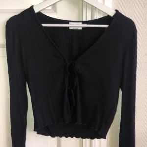 NAKD kofta med knytning  - Säljer min populära tröja med knytning från NAKD. Säljes pga att den inte kommer till användning. Köparen står för frakten. Storlek S. Nypris 299kr. 