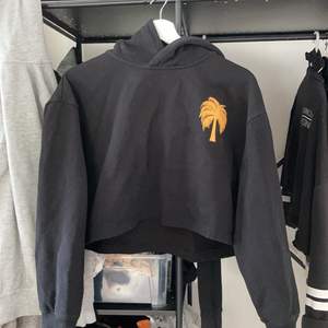 jättecool hoodie från weekday🤩 stl S. pris ink frakt:160, kan mötas i umeå