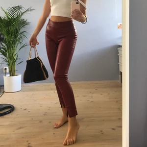 Läderimmiterade slits byxor från zara - Sjukt snygga läderimmiterade byxor från zara, storlek s! Har ett par likadana därav säljer jag dessa! Orginalpris 349kr säljer för 150kr! Pris kan diskuteras❤️❤️