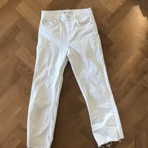 säljer dessa super-fina Gina Tricot jeans storlek 34 då dem är lite för små för mig. fint skick, använt fåtal gånger! ❤️