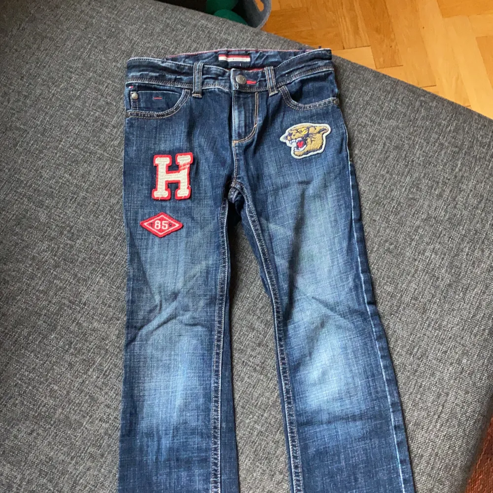 Tommy Hilfiger jeans i storlek 7 år. Endast testade/använda en gång. Nypris 700 kr. Jeans & Byxor.