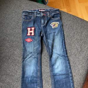 Tommy Hilfiger jeans i storlek 7 år. Endast testade/använda en gång. Nypris 700 kr
