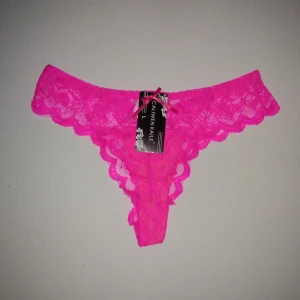 5 ST NYA STRING STL L - Helt nya stringtrosor i spets, storlek L! Jättefina med lappar kvar! Fem stycken, frakt ingår! ☺️ 