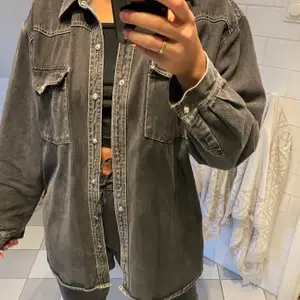 Asball jeansjacka från Lorenzo Cottone! Den är vintage oversize jeansskjorta som funkar både att ha över en t-shirt på sommaren eller på kvällen som jacka. Lite sliten, saknar någon knapp osv men inget som syns! 