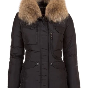 Hollies Livingo Jacka Black - Hollies Jacka! Köpt för ca 1 år sen, använd 4-5 gånger MAX!  Stl 42 men liten i modellen 38-40 ish. Köpt för 4499kr säljer för 1500kr 