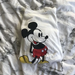 Mickey mouse tröja - Pris kan diskuteras, frakt ingår inte i det nuvarande priset:)
