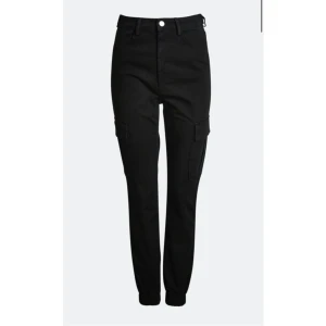 Svarta cargopants - Säljer dessa högmidjade cargopants från bikbok, verkligen inte alls mycket använda så skulle säga att dom är i väldigt bra skick. Köpta för 400 kr. Dom är i storlek M men passar även S beroende på hur man vill att dom ska sitta. Köparen står för frakten💜