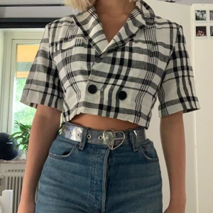 Blazer  - Väldigt fin blazer som tyvärr inte kommit till användning på grund av att den är lite för liten. Det har suttit axelvaddar på den som jag tagit bort, men det har inte skadat tröjan på något sätt! Frakt ingår i priset