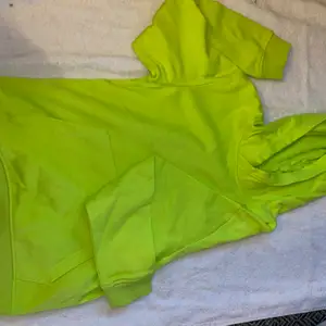 Aldrig använd, endast provad! Snygg hoodie i neongrön färg i stl 146/152.