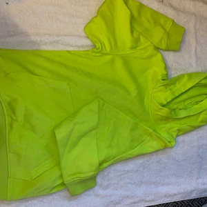 H&M hoodie, neongrön stl 146/152 - Aldrig använd, endast provad! Snygg hoodie i neongrön färg i stl 146/152.