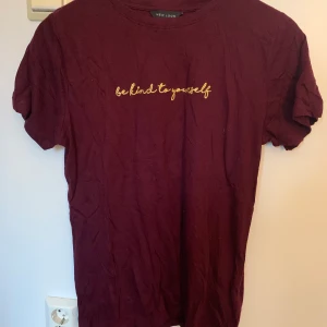 Tröja från Nelly storlek S - Tröja från Nelly som är mer vinröd än vad som syns på bild. Citat på tröjan: be kind to yourself