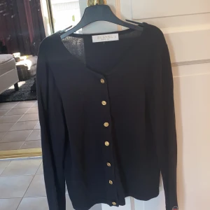 Busnel kofta  - Svart kofta/tröja från märket Busnel. I storlek 36.❤️❤️ (frakten ingår i priset) 