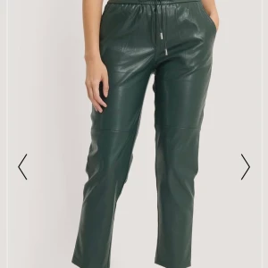 GRÖNA SKINNBYXOR - Dem här fina byxorna tänkte jag nu sälja! Dem är använda ett par gånger men fortfarande nästan i nyskick⭐️ Det är storlek XS men passar definitivt en S där dem då sitter lite tajtare!! Det är inte exakt samma byxor på den första bilden men dem är väldigt lika varandra😁 Hör av er vid ytterligare frågor och förslag på pris💕