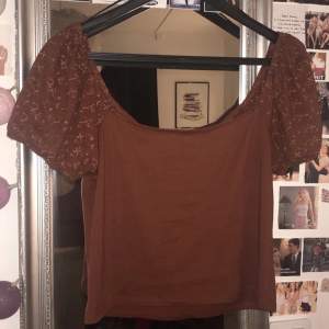 En brun tröja från Monki storlek L med puffärmar. Köptes för 100 kr på rea men originalpriset  är 180kr. Säljer för 70kr + frakt 22kr 