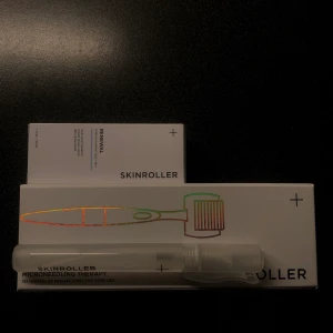 Skinnroller - Säljer en oanvänd skinroller. I priset ingår även ett tillhörande serum och en sanitizer som rengör skinrollern. Köpte för ca 700 värde ca 1100 säljer för 350 eller högsta bud. Skriv privat för fler frågor!🤍🦋