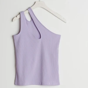 Cissi cut out top från Gina tricot  - Säljer detta fina linne från Gina Tricot! Storlek XS. Helt oanvänd, lappar finns kvar! Nypris 199kr. Säljer pga av fel storlek. Kan mötas upp i centrala Stockholm och fraktas. Står ej för fraktkostander💞