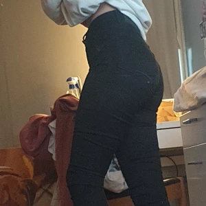 Utsvängda jeans från gina - Säljer mina utsvängda svarta jeans från gina tricot då de är för långa för mig som är ca 150cm använda ett antal gånger men i bra skick i storlek XS 250 