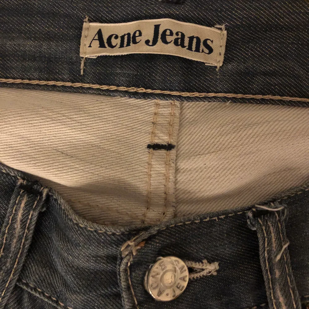 Acne Jeans säljer för 350kr - nypris: 1500kr. Alla tre byxor dvs. (Acne, Lee & Levis) för 800kr om man köper det tillsammans. Annars ligger priset på 1000kr. . Jeans & Byxor.