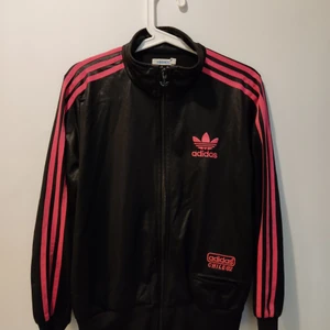 120 - Adidas Chile 62, svart och rosa