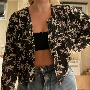 Unik skjorta  - Unik skjorta med ödlor på. Jag har aldrig använt den men är köpt second hand! Står ingen strl men skulle gissa på S🥰