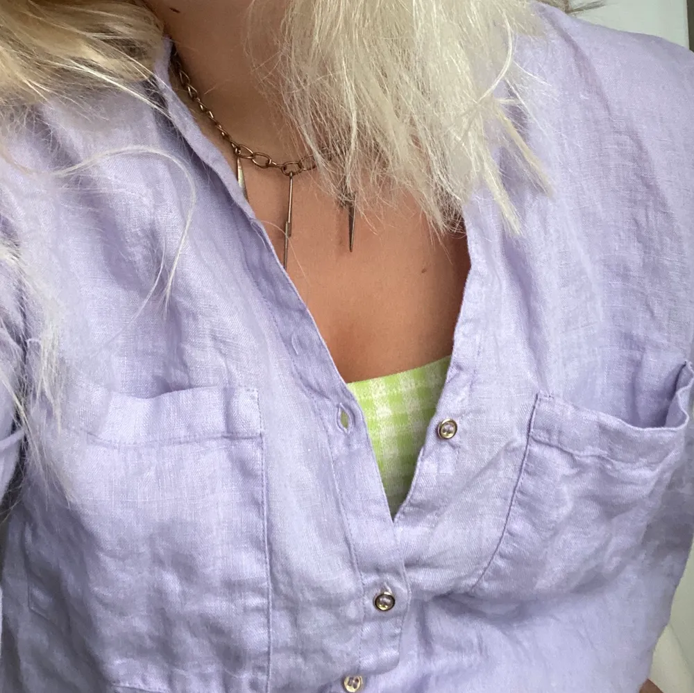 Linneskjorta från Zara i pastellfärg (ljuslila) färgen är som i den första bilden. Går att knäppa upp ärmarna. Aldrig använd.. Skjortor.