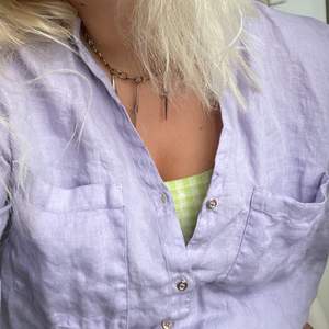 Linneskjorta från Zara i pastellfärg (ljuslila) färgen är som i den första bilden. Går att knäppa upp ärmarna. Aldrig använd.