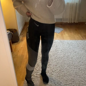Nike träningstights - Träningsbyxor från Nike som är helt oanvända, säljer för att jag har ett par likadana💗