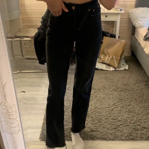 Jeans nakd  - Säljer dessa populära jeans från nakd som länge varit deras bästsäljare. Använda några gånger men i väldigt bra skick🦋 frakt blir 65kr