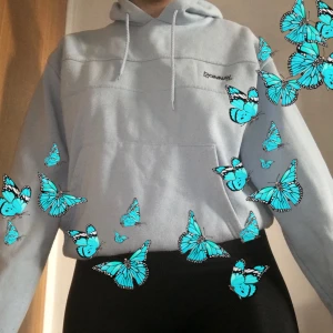 Ljusblå Donnay hoodie  - Bekväm och söt hoodie i ljusblå. Den är ”XS” (manstorlek) men den är oversized påminna som är M. Jag köpte hoodien second hand på Öland och har bara använt den ett fåtal gånger. Den är i ok skick och perfekt för hösten. <3