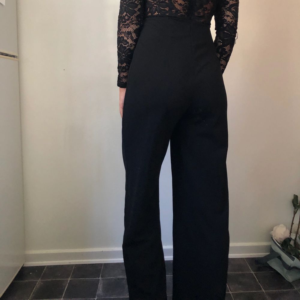 Säljer denna jättefina jumpsuit då den inte kommer till användning. Den är i stretchigt material och passar mig bra (jag har alltid S). Använd endast 1 gång 🌸. Jeans & Byxor.