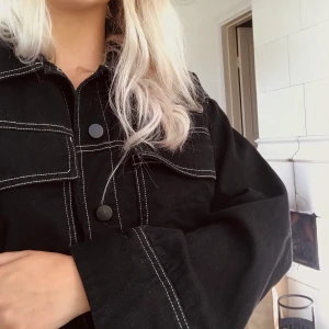 Svart jeansjacka XS - Säljer min jeansjacka från Monki då jag knappt användt den. Den är lite croppad, men vita sömmar. Nypris 399kr, mitt pris 100kr+ frakt 44kr😇 skicka pm för mer bilder vid intresse💕