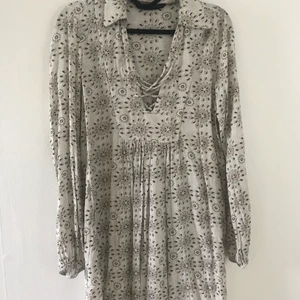 Bohemisk klänning  - Fin bohemisk klänning från ZARA i fint skick! Passar en S- liten M. Frakt ingår