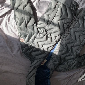 Colmar  - Säljer nu min colmar jacka. Kan gå ner i pris vid snabbaffär. Själva jackan är i jätte fint skick, enda är att  dragkedjan till ena fickan har hoppat ur men det kan man fixa tillbaka hos en skomakare, kanske själv också. Annars är den i fint skick! 