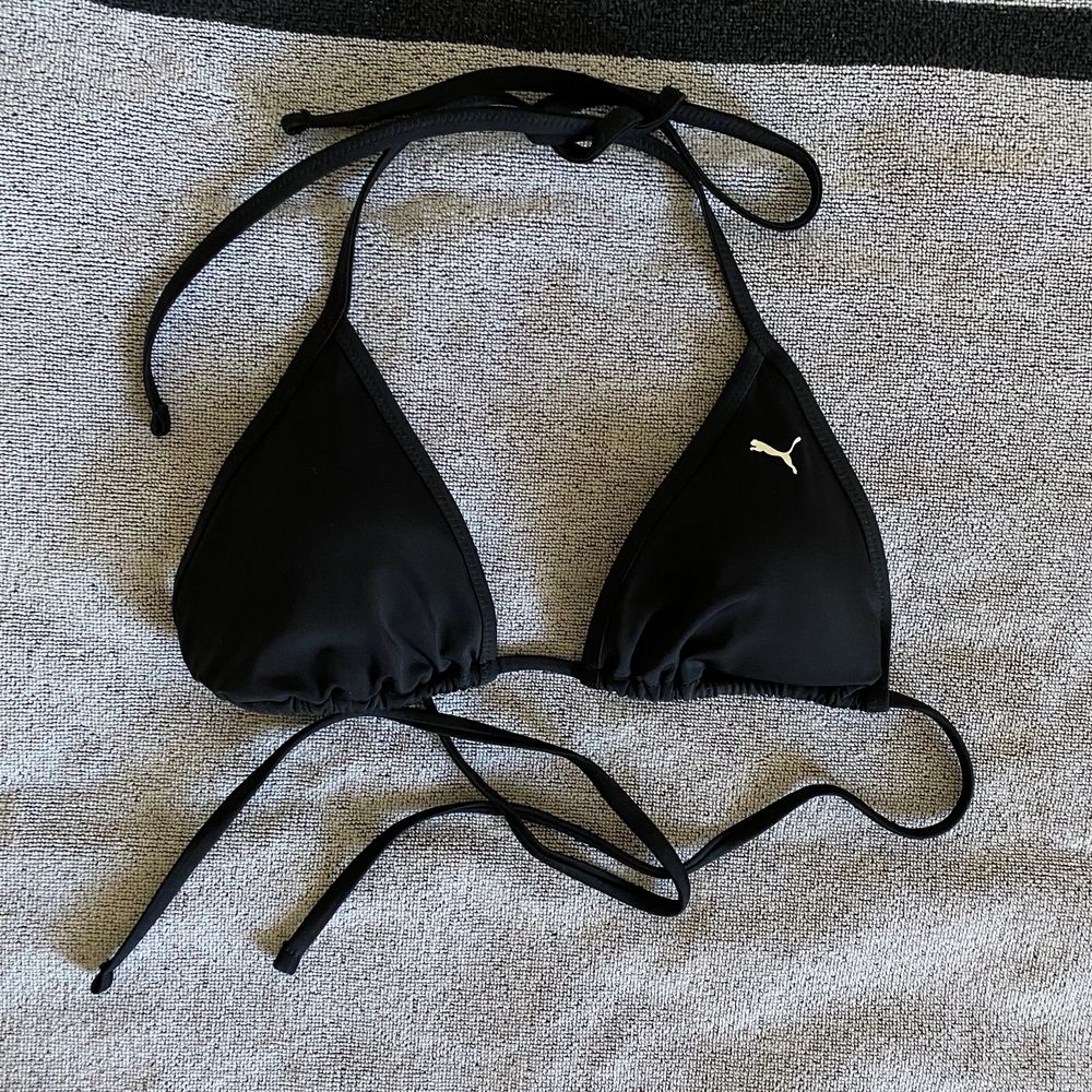 Ny! Puma bikiniöverdel/bikini topp/bikini triangle top, stl S. Vadderade kupor, uttagbara inlägg. Köpt på Boozt nu i somras, aldrig använd pga fel storlek. Jag köpte senare stl M som passar mig (C kupa), stl S här då troligen B kupa. 160kr inkl frakt. . Övrigt.