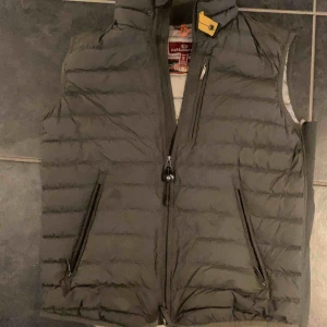  - Väst från parajumper i storlek S men passar M också bra skick och inga skador eller repor men har tröttnat på den nypris 2700kr