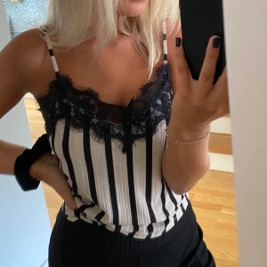 Randigt linne - Jättefint randigt linne med spets upptill från zara, skulle säga att den är i storleken S. Frakten ingår redan i priset:)💕