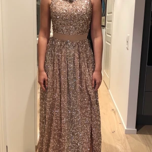 Maya Deluxe klänning - Maya deluxe klänning, endast provats (den gången på bilden) . Helt ny, precis köpt men ska säljas då storleken är för liten. 