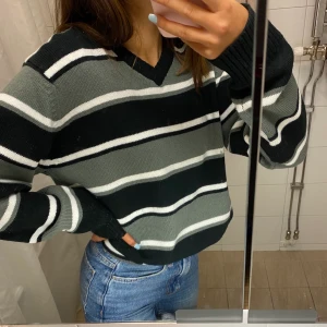 Stickad tröja  - Köpt på myrorna för 300kr och har använt ett fåtal gånger. Jättefin och trendig tröja men den passar inte riktigt med mina andra kläder. Säljer för 150kr+frakt, kan mötas i Gävle. Pris kan diskuteras vid snabb affär.