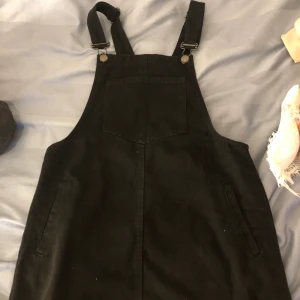 Hängsel kjol/klänning - En super snygg hängsel kjol/klänning i svart från pull&bear. Säljs pga för liten.