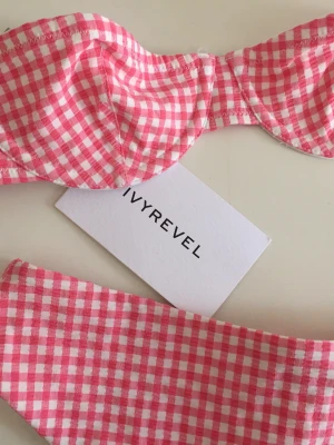 Bikini oanvänd  - Superfin och oanvänd rosarutig bikini i stl 34 (både upp och nederdel). Nederdelen är string, men högmidjad så får en mer ”avslappnad chreky” överdelen är också i modell att den ska gå över halva bysten. 