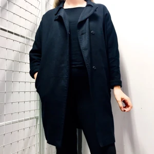  - Svart tunnare kappa i storlek 38 (passar även 36) från Topshop säljes för 100kr, frakt tillkommer. Kan även mötas upp i Malmö. Betalning sker via swish. 