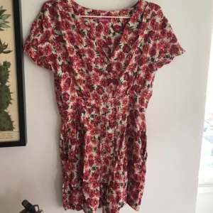  - Byxdress från indiska. Använd ett fåtal gånger - saknar dock en knapp. Snörning i midjan.   Kan mötas upp i Uppsala, annars betalar köparn frakten. 