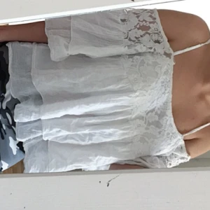 - Säljer denna skit söta offshoulder top då den aldrig kommer till användning. frakt 25 kr 💕