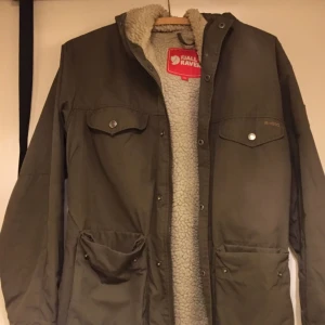  - Grön jacka från fjällräven i modellen greenland. Strl XS, i mycket gott skick!🌲🌲🌲